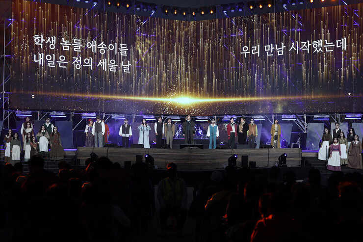 영산강축제 동강봉추들노래, 뮤지컬 레미제라블 주무대 위에서 뮤지컬 팀이 공연을 펼치고 있는 모습