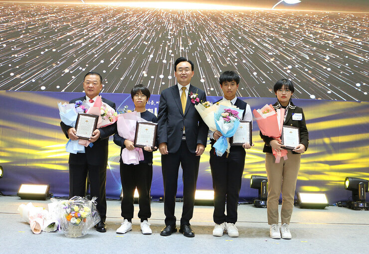 제30회 나주시민의 날 기념식 나주시장이 수상를 받은 남성 1명, 학생 3명과 기념촬영을 하고 있는 모습