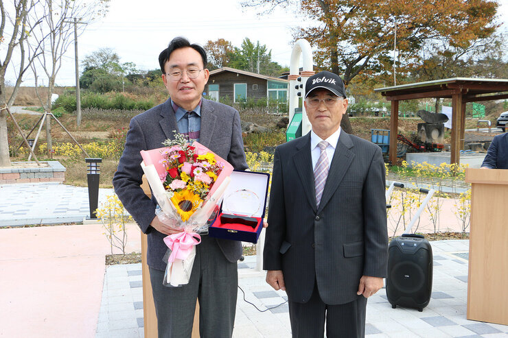 왕곡 방축 마을만들기 사업 준공식 나주시장이 감사패를 받고 관계자와 함께 기념촬영을 하고 있는 모습