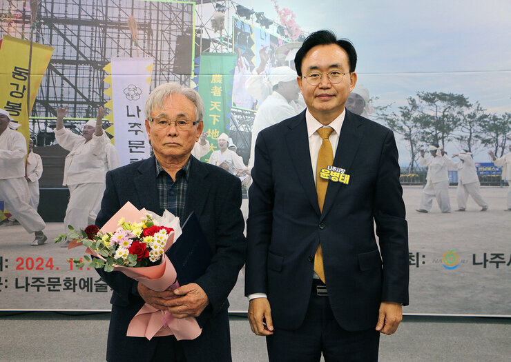 나준문화원의 날 기념식 나주시장이 시상을 받은 남성분과  기념촬영을 하고 있는  모습