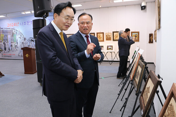 나준문화원의 날 기념식 행사장에 전시된 작품을 보며 나주문화원장이 나주시장에게 설명을 하고있는 모습