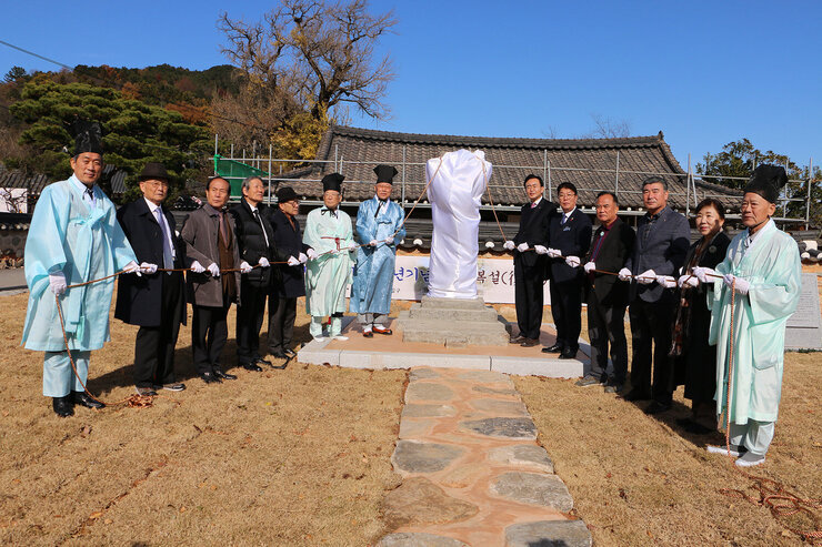 주향교 충복사유허비 건립 100주년 기념식 나주시장과 주요 내빈들이 충복사유허비 제막식을 위해 제막 줄을 잡고 기념촬영을 하고 있는 모습