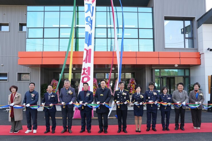 나주소방서 세지 119 지역대 개청식 리본 커팅식 단체 사진. 신축 건물 앞에서 윤병태 나주시장, 소방관, 지역 인사 등 12명이 커팅용 가위를 들고 알록달록한 리본을 자를 준비를 하고 있다. 건물 정면에는 '세지 119 지역대 개청식' 현수막이 길게 걸려 있다.