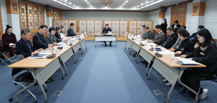 'ㄷ'자 형태의 테이블에 둘러앉아 회의를 진행하는 전경. 테이블 중앙에는 한 남성(나주시장 윤병태)이 앉아 있고, 그를 중심으로 많은 사람들이 자료를 앞에 두고 회의에 참석하고 있다. 한국 전통 문양의 창살이 배경으로 보인다.