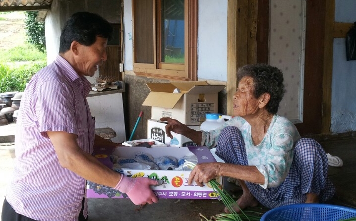 왕곡면 주민자치위 성품 전달 2.jpg