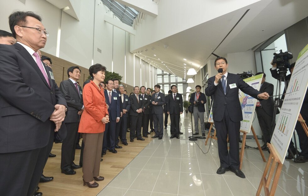 박근혜_대통령_한전_방문 1.jpg