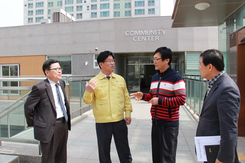 혁신도시 수돗물-설명듣는 강인규 시장 2.jpeg