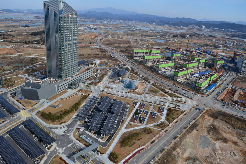 혁신도시 항공촬영사진. 한국전력 건물이 크게 보이고 주변으로 공사중인 현장이 보인다