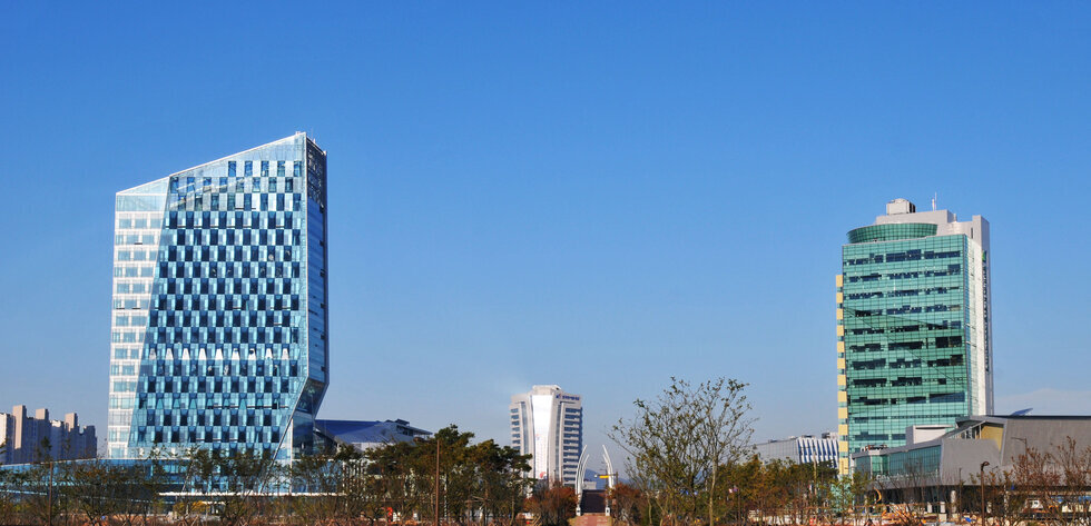 10월 23일에 촬영 된 구름 없이 깨끗한 파란 하늘을 배경으로 혁신도시의 큰 건물이 우뚝 솟아 있다