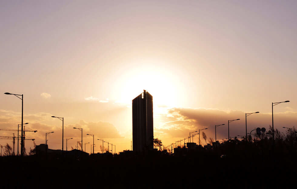 11월 2일에 촬영 된 한전 건물 뒤로 일출이 뜨는 멋진 풍경