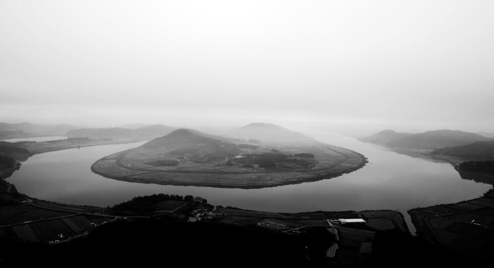 2014년 11월 11일에 촬영한 새벽안개가 낀 혁신도시의 멋진 전경(흑백사진)