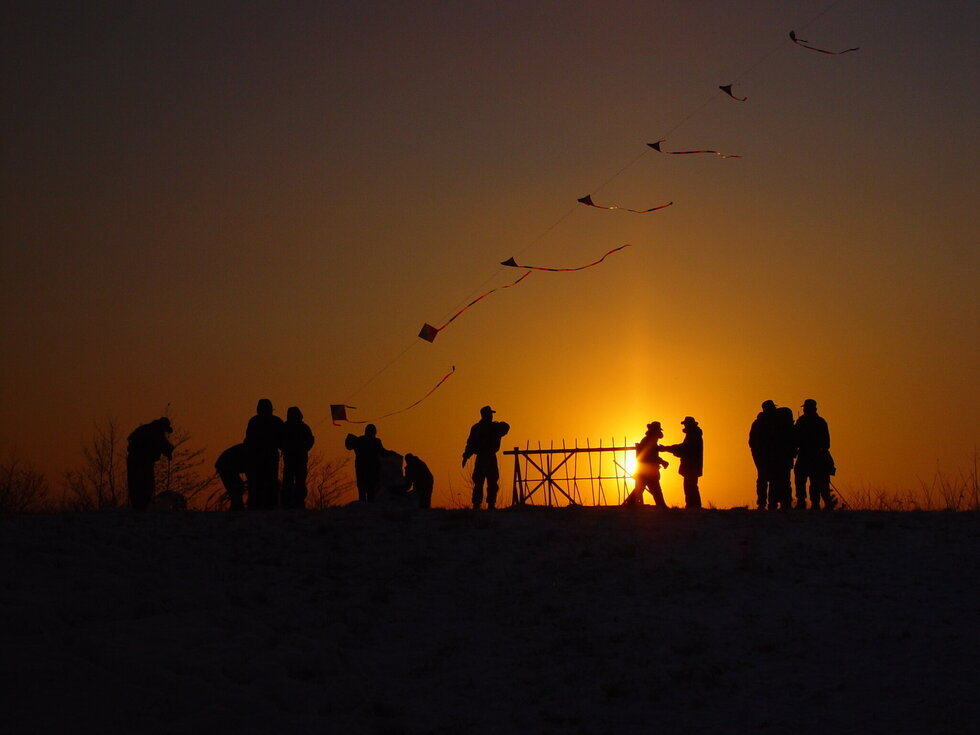 2014년 11월 13일 에 촬영된 주민들이 연을 날리는 모습. 황금색 노을이 멋지게 사람의 실루엣을 보여준다