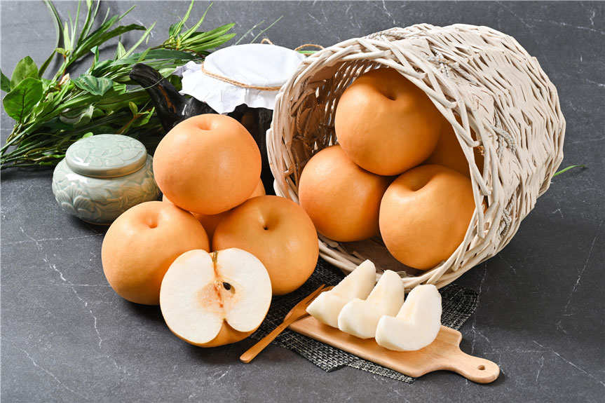 썰어서 놓여진 배와 바구니에 담긴 배들 모습