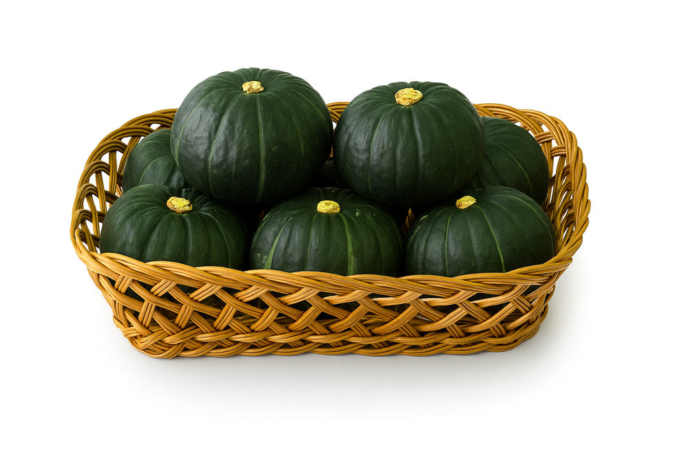 바구니에 놓여있는 밤호박 모습