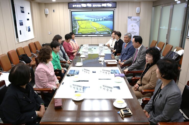  나주시장과 영산인장학회원들이 얘기를 나누는 모습