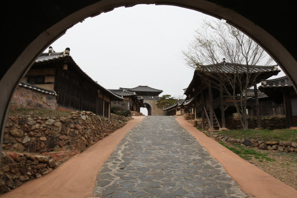 영상테마파크 입구에서 안쪽 한옥들을 찍은 사진. 돌들로 만들어진 길이 보이고 그 양쪽으로 나무와 돌등으로 지어진 기와집들이 보임.