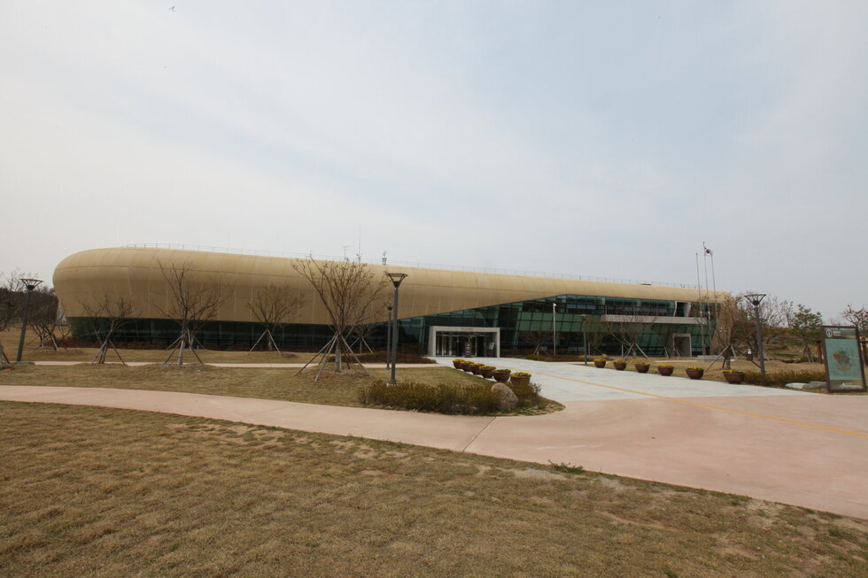 나주국립박물관 전경을 찍은 사진. 잔디밭뒤로 양끝이 둥근형태의 박물관 건물이 보임. 