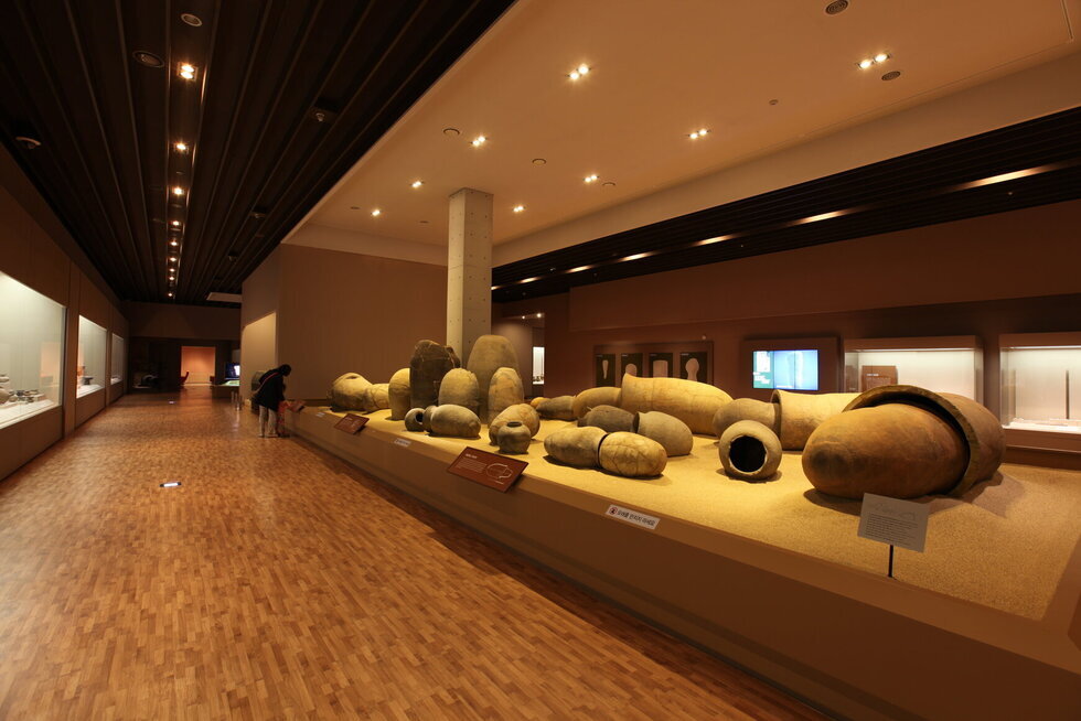 나주국립박물관 내부를 찍은 사진. 커다란 도자기들이 전시되어 있음.