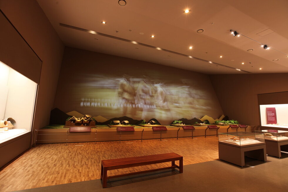 나주국립박물관 내부 전경을 찍은 사진. 전면에는 프리젠테이션으로 영상이 들어져 있고 그 주위로는 도자기 등이 전시되어 있음.