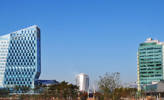 10월 23일에 촬영 된 구름 없이 깨끗한 파란 하늘을 배경으로 혁신도시의 큰 건물이 우뚝 솟아 있다