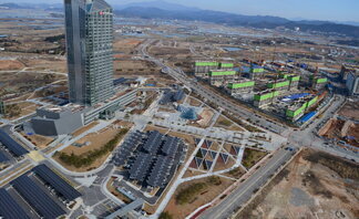 혁신도시 항공촬영사진. 한국전력 건물이 크게 보이고 주변으로 공사중인 현장이 보인다