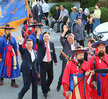 나주문화제 야행 개막식 읍성행렬에서 나주시장과 시의회 의장, 국회의원이 손을 흔들며 행진을 하고 있는 모습