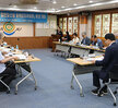 문열공 김천일선생 유적관리위원회 회의 참석자들의 앉아있는 모습이 보이고 회의장 좌측면에서 촬영한 회의 모습