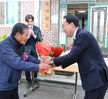 마을만들기 자율개발사업 착수식 마을 대표 남성 어르신이 나주시장에게 감사의 꽃다발을 전달하고 있는 모습