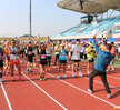 제10회 나주 영산강 마라톤대회 5km 대회 참가자들이 출발에 앞 서 두 손을 들고 함성을 외치는 모습