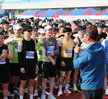 제10회 나주 영산강 마라톤대회 10km 참가자들이 사회자의 멘트에 앞사람의 어깨에 손을 올리고 주무르고 있는 모습