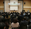 읍면동 지역사회보장협의체 성과보고회 나주시장의 축사모습과 참석자들이 앉아 있는 모습 측면촬영