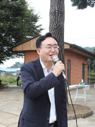 문평면 옥당리 금옥마을 우산각 준공식 나주시장이 우산각 옆에서 마이크를 잡고 축사를 하고 있는 모습