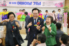 봉황면 어버이날 행사 나주시장이 행사장의 여성 어르신들과 음악에 맞춰 두손을 흔들며 함께 하고 있는 모습
