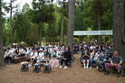 나주시립합창단 숲속 힐링 음악회  숲 사이 사이에서 시립합창단의 공연을 바라보고 있는 관람객들의 모습 