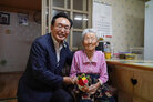 100세이상 장수어르신 방문 공산면의 여성 어르신 댁에서 나주시장이 어르신과 기념촬영을 하는 모습