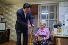 100세이상 장수어르신 방문 나주시장이 공산면의 여성 어르신께 지팡이를 전달해 드리는 모습