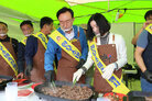 영산강축제 한우(한돈)고기 소비 촉진행사 나주시장이 배우자와 함께 한우를 불판에 굽고 있는 모습