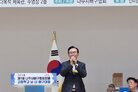 나주시배구협회장배 고등학교 남녀 배구대회 나주시장이 단상 옆에 서서 마이크를 잡고 축사를 하고 있는 모습