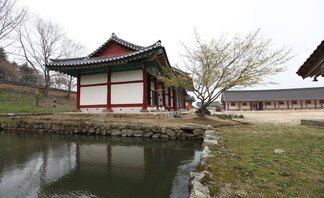 나주향교 내부전경을 찍은 사진. 나주향교 내부의 연못이 보이고 그 뒤로 여러 기와 집과 기와로 된 벽이 보임.