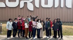 야외에서 다함께 서서 포즈를 취하고있는 위원회원들