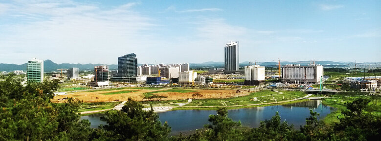 작은 호수를 뒤로 아름다운 건물들을 찍은 풍경 사진