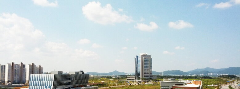 특이한 건물들과 아름다운 들판이 보인다