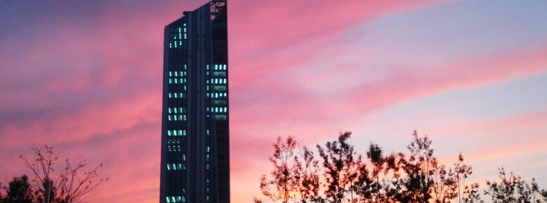 해가 저물어갈때 찍은 고층 건물