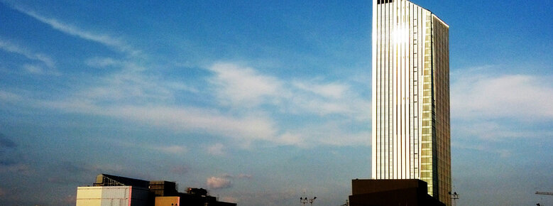 낮은 건물들 뒤로 고층 건물이 솟아있다