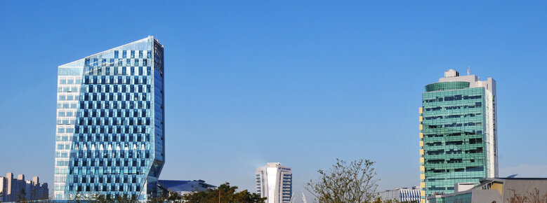 10월 23일에 촬영 된 구름 없이 깨끗한 파란 하늘을 배경으로 혁신도시의 큰 건물이 우뚝 솟아 있다