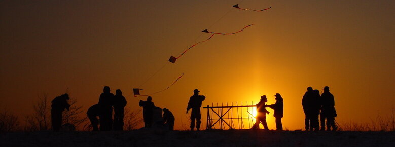 2014년 11월 13일 에 촬영된 주민들이 연을 날리는 모습. 황금색 노을이 멋지게 사람의 실루엣을 보여준다
