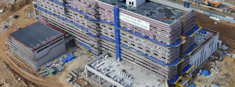 농촌경제연구원의 공사중 사진. 세계적인 농정 연구의 메카, 한궁농촌경제연구원 입니다. 현수막이 붙어있음