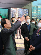 스마트 에코 버스정류장을 둘러보고 있는 관계자들의 모습
