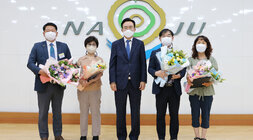 정례조회에서 꽃다발을 든 수상자들과 나주시장의 기념촬영모습