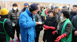 금성산 해맞이 행사 해가 올라오는 모습을 여러 시민들이 촬영하고 있는 모습